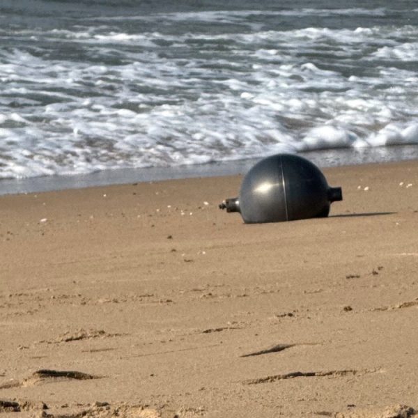 Ces mystérieuses sphères métalliques tombées du ciel ont forcé l’Australie à fermer une portion de plage