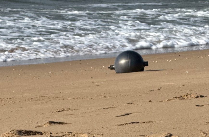 Ces mystérieuses sphères métalliques tombées du ciel ont forcé l’Australie à fermer une portion de plage