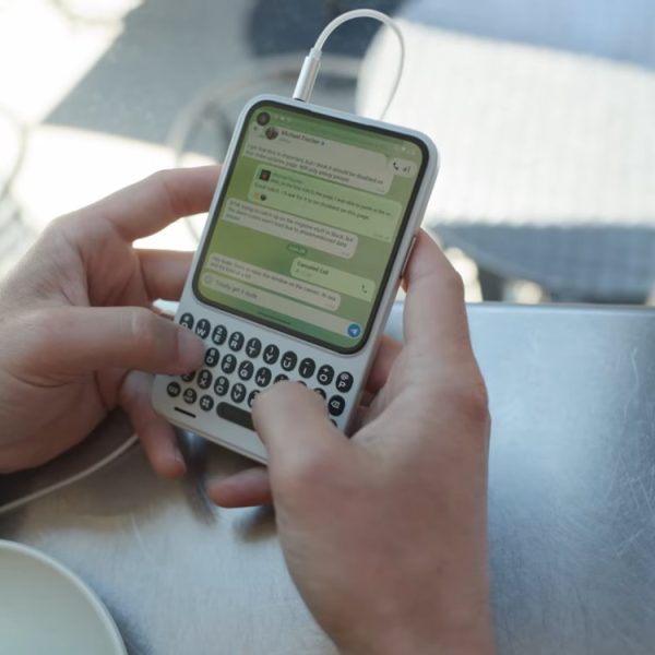 Clicks Communicator : ce smartphone inspiré de Blackberry se montre sous toutes ses coutures, ça fait envie