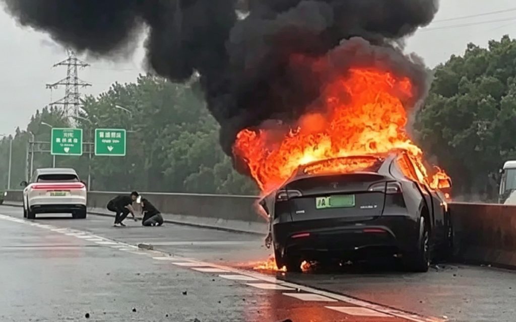 Une flaque d’eau a suffi pour envoyer cette Tesla Model Y contre un rail avant qu’elle ne s’embrase