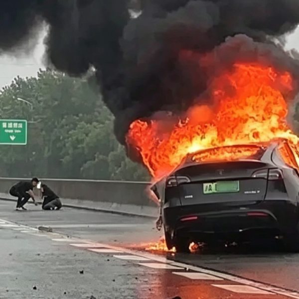 Une flaque d’eau a suffi pour envoyer cette Tesla Model Y contre un rail avant qu’elle ne s’embrase
