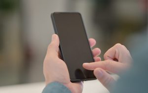 Apple fait la chasse aux traqueurs : pourquoi votre navigateur ne suffit pas à vous protéger du pistage