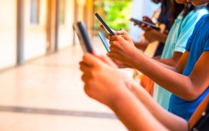 Réseaux sociaux interdits aux moins de 15 ans : la France vote la loi et laisse une question sans réponse