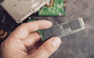 Crise de la mémoire : ce justicier anonyme traque les arnaques en ligne qui promettent des SSD à prix d’or