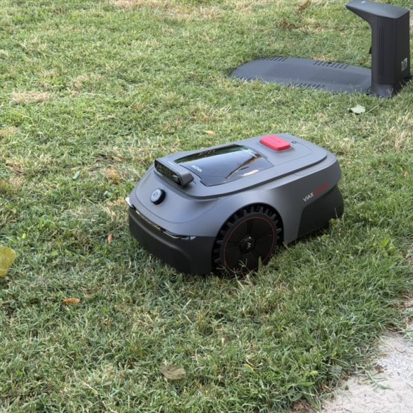 Test du MOVA ViAX 500 : cette tondeuse a converti un jardinier qui ne voulait pas de robot dans son jardin