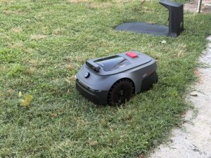Test du MOVA ViAX 500 : cette tondeuse a converti un jardinier qui ne voulait pas de robot dans son jardin