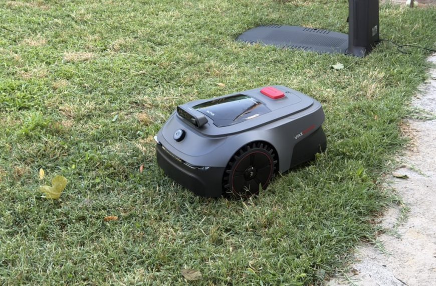 Test du MOVA ViAX 500 : cette tondeuse a converti un jardinier qui ne voulait pas de robot dans son jardin