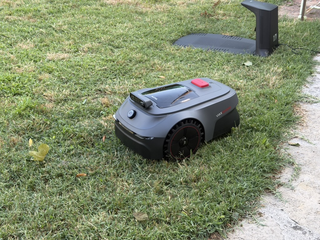 Test du MOVA ViAX 500 : cette tondeuse a converti un jardinier qui ne voulait pas de robot dans son jardin
