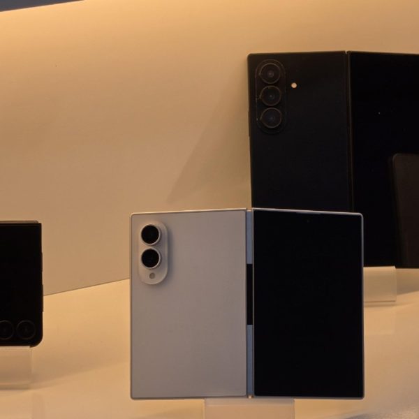 Les Galaxy Z Fold 8, Z Fold 8 Ultra et Z Flip 8 s’exhibent déjà en vitrine de magasin