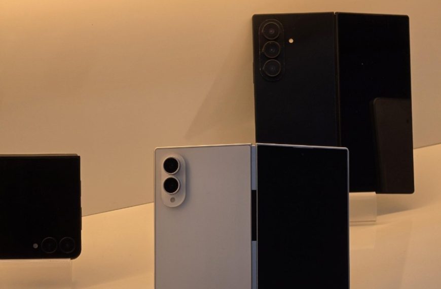 Les Galaxy Z Fold 8, Z Fold 8 Ultra et Z Flip 8 s’exhibent déjà en vitrine de magasin
