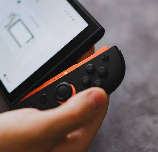 Pendant que PlayStation arrête les disques, ce RPG de 100h sur Nintendo Switch 2, sort sur une vraie cartouche