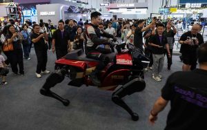 Ce cheval-robot chinois peut transporter deux personnes et galoper à 10 km/h