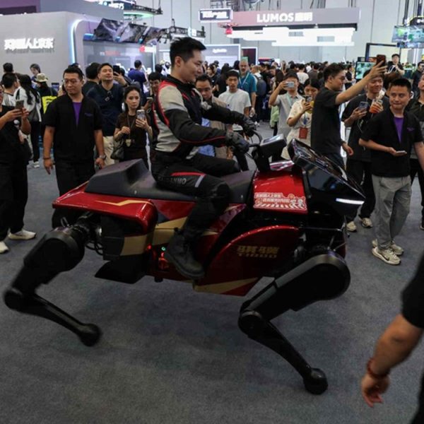 Ce cheval-robot chinois peut transporter deux personnes et galoper à 10 km/h