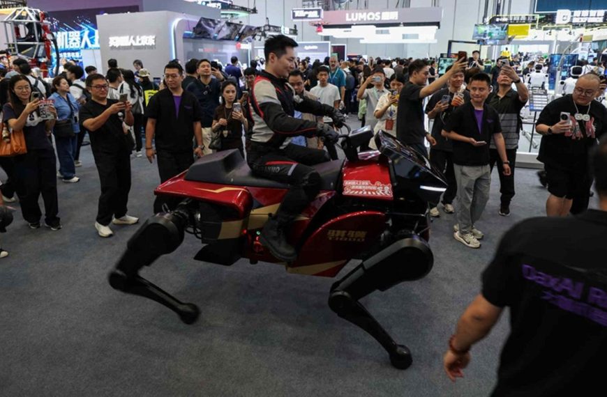 Ce cheval-robot chinois peut transporter deux personnes et galoper à 10 km/h