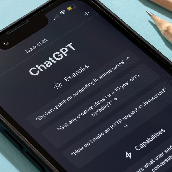 ChatGPT se dote d’une version pour les adolescents, qui refuse de faire leurs devoirs à leur place