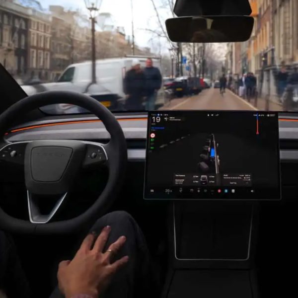 Tesla : il active l’autopilote et quitte la route des yeux 2 secondes, la voiture se crashe