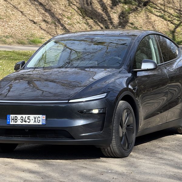 Des chercheurs ont laissé rôtir deux voitures au soleil pour enfin savoir si une voiture noire chauffe vraiment plus à l’intérieur