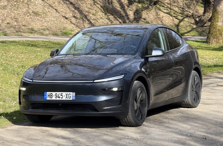 Des chercheurs ont laissé rôtir deux voitures au soleil pour enfin savoir si une voiture noire chauffe vraiment plus à l’intérieur