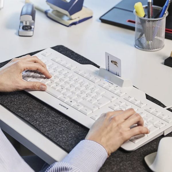 CHERRY sort deux lecteurs de carte à puce qui marchent sous Linux sans pilote propriétaire