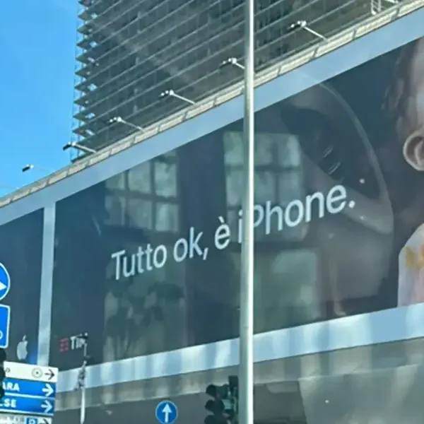En Italie, une affiche Apple avec un enfant fait polémique