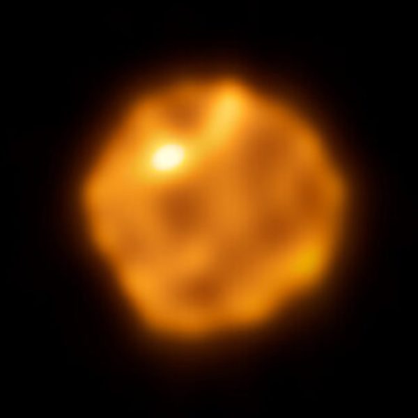 Une gigantesque étoile condamnée à exploser révèle sa surface déformée sur des images inédites