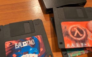 Lancer ses jeux Steam à partir de vieilles disquettes, c’est le projet fou mais fonctionnel de ce joueur nostalgique