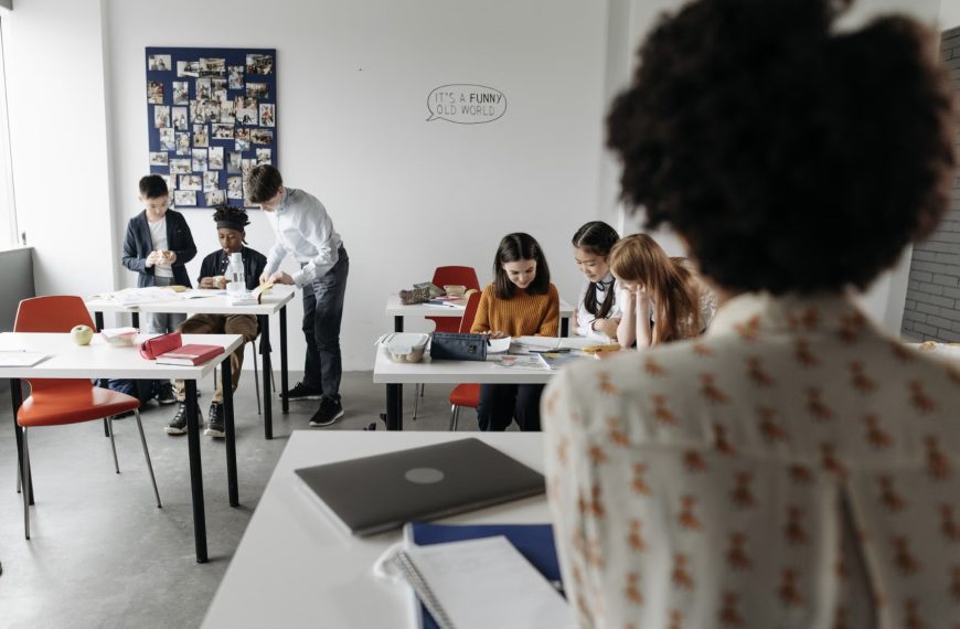 OpenAI pousse trois nouveaux outils dans les écoles, en pleine épidémie de triche à l'IA
