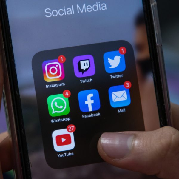 La loi qui devait interdire les réseaux sociaux aux moins de 15 ans est finalement bloquée