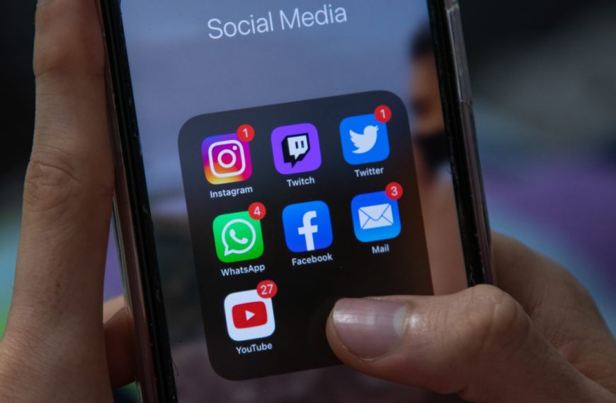 La loi qui devait interdire les réseaux sociaux aux moins de 15 ans est finalement bloquée