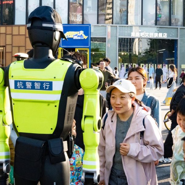 Ces robots humanoïdes règlent la circulation en Chine, mais une chose leur reste interdite