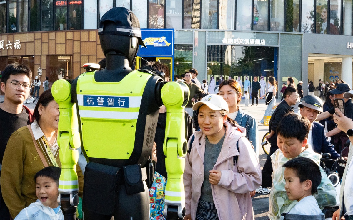 Ces robots humanoïdes règlent la circulation en Chine, mais une chose leur reste interdite