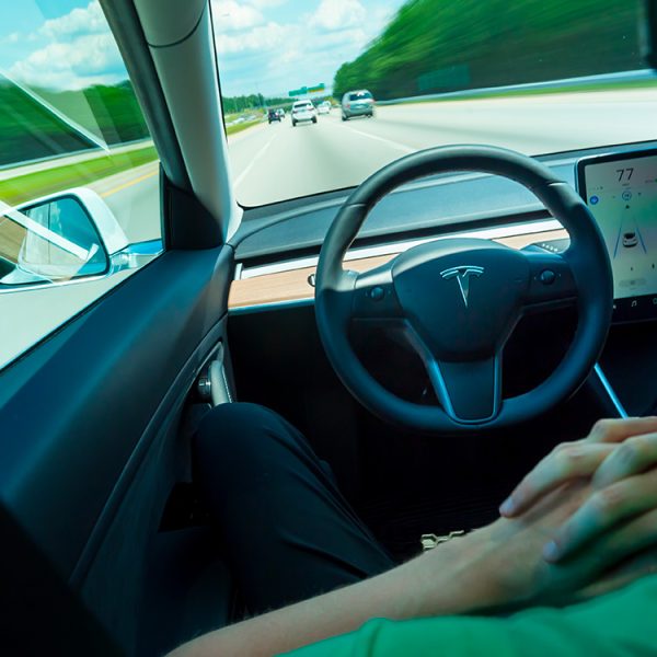 Sa Tesla n’était pas compatible avec la conduite autonome, ce bricoleur a installé lui-même la pièce manquante