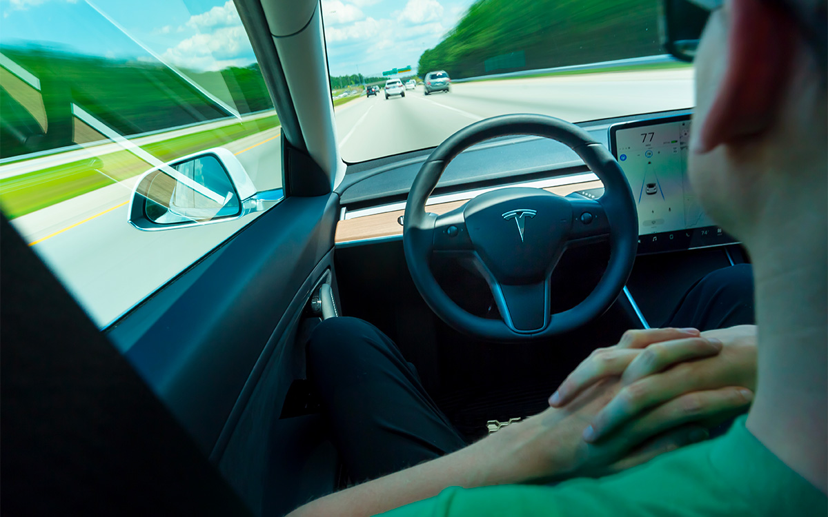 Sa Tesla n’était pas compatible avec la conduite autonome, ce bricoleur a installé lui-même la pièce manquante