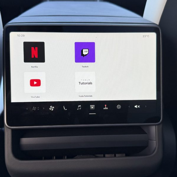 Tesla pourrait bientôt transformer ses voitures en véritables salles de cinéma, voici comment
