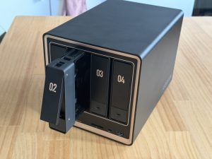 Test du UGREEN DXP4800 GT : le NAS 4 baies qui gère tout mon Plex, piloté par une IA