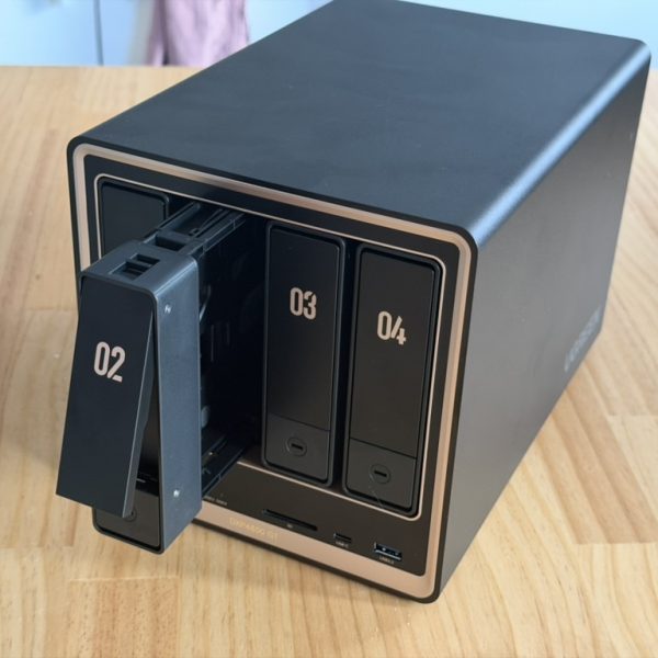 Test du UGREEN DXP4800 GT : le NAS 4 baies qui gère tout mon Plex, piloté par une IA