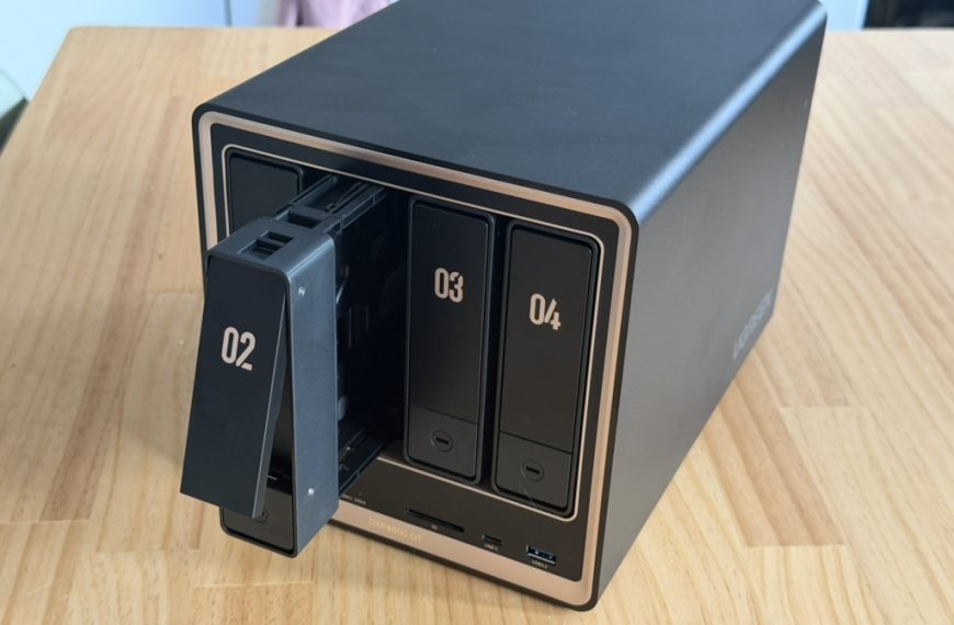Test du UGREEN DXP4800 GT : le NAS 4 baies qui gère tout mon Plex, piloté par une IA