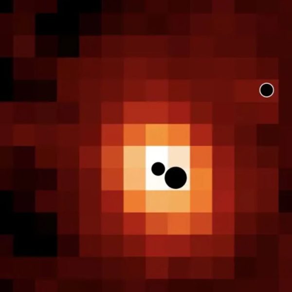 Le télescope spatial James Webb découvre pour la première fois trois trous noirs géants dans la même galaxie primitive