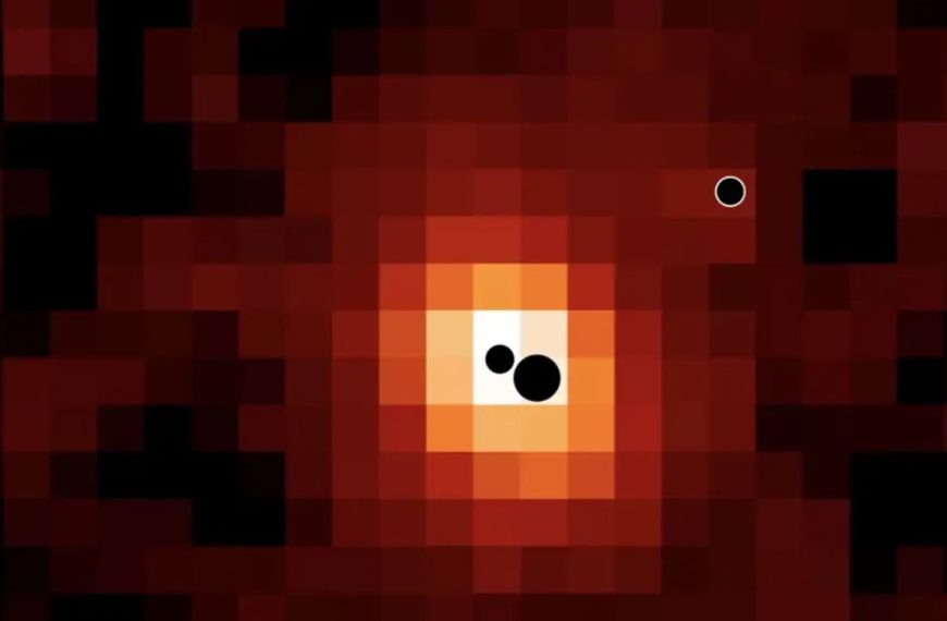 Le télescope spatial James Webb découvre pour la première fois trois trous noirs géants dans la même galaxie primitive