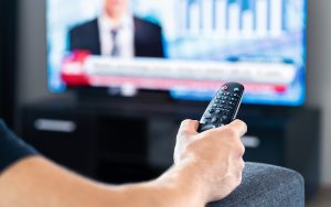 Votre TV vous observe pendant que vous la regardez : comment une technologie méconnue espionne vos habitudes