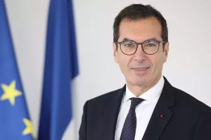 Le gouvernement lance un plan pour former à l'IA