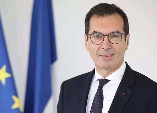 Le gouvernement lance un plan pour former à l'IA