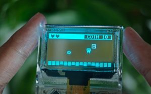 Une console portable totalement transparente va bientôt débarquer, et elle coûte moins de 100 €
