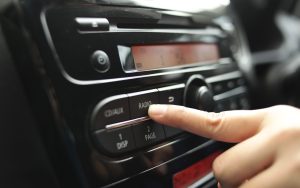 Un récepteur FM et DAB+ obligatoire dans les voitures neuves, pourquoi cette demande des radios françaises ?