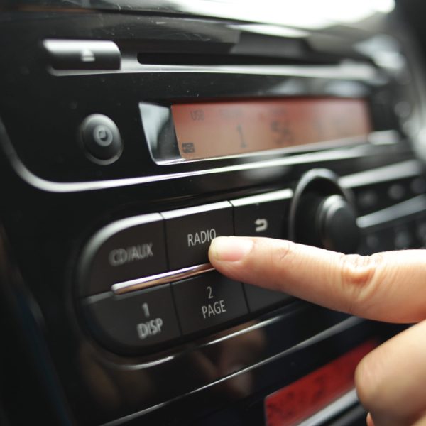 Un récepteur FM et DAB+ obligatoire dans les voitures neuves, pourquoi cette demande des radios françaises ?