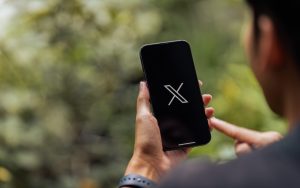 X (Twitter) vous dira si vos posts sont moins visibles à cause de la loi