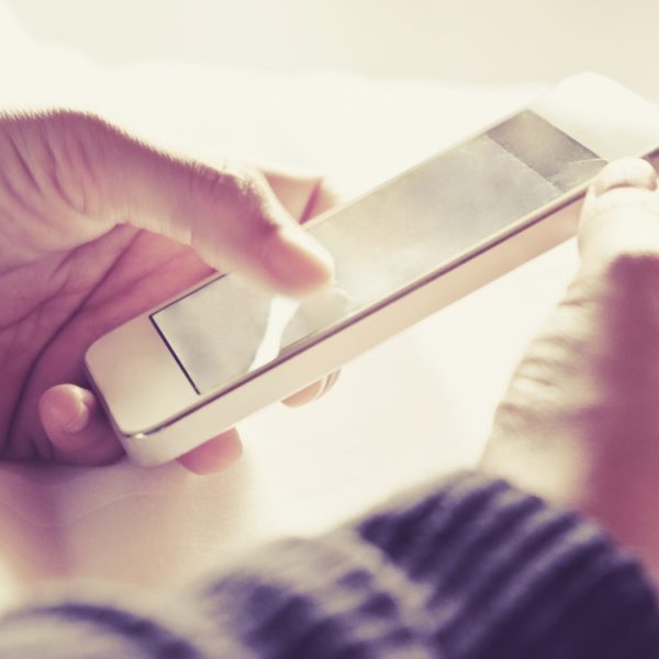 Google reconnaît le bug qui envoie vos vieux textos aux mauvaises personnes et annonce un correctif