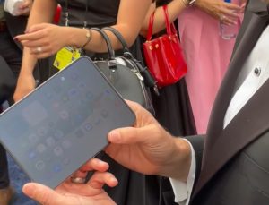 iPhone Duo : John Ternus aurait peut-être dû s’abstenir de l’exhiber aux Emmy Awards
