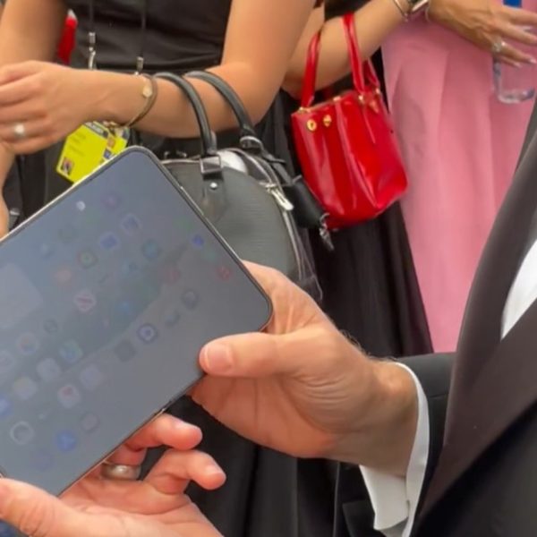 iPhone Duo : John Ternus aurait peut-être dû s’abstenir de l’exhiber aux Emmy Awards