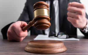 Vos recherches Google livrées aux IA concurrentes ? La firme attaque l’Europe en justice